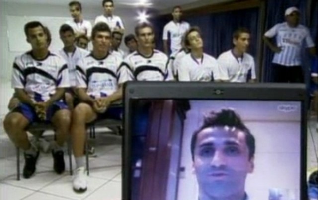 Ex-gremista doa chuteira e jogadores do Ji-Paraná ganham passagens aéreas