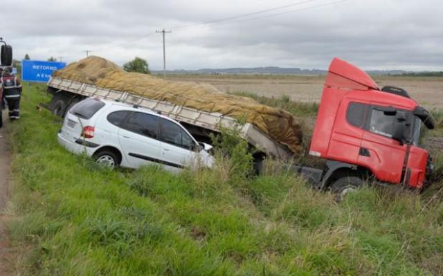 Urgente: mulher morre ao ter carro em que viajava atingido por duas carretas