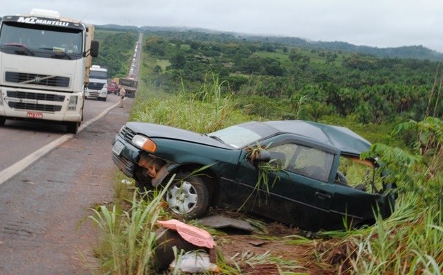 Após bater em carretas na BR 364, mulher morre ao tentar sair do carro 