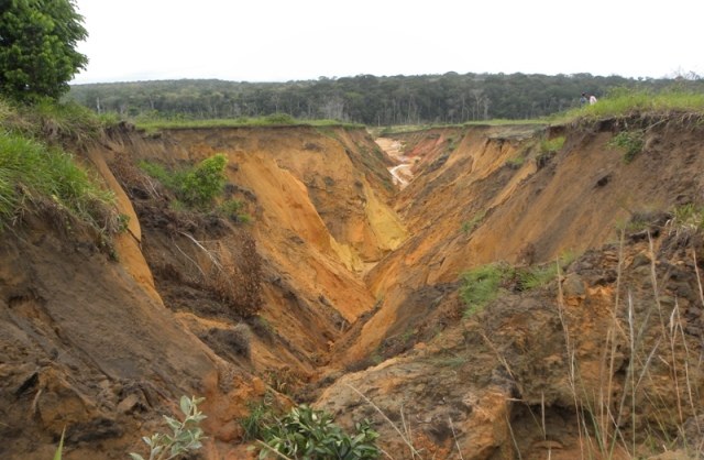 Erosões atingem cidade vizinha e moradores correm risco de virar sem-teto