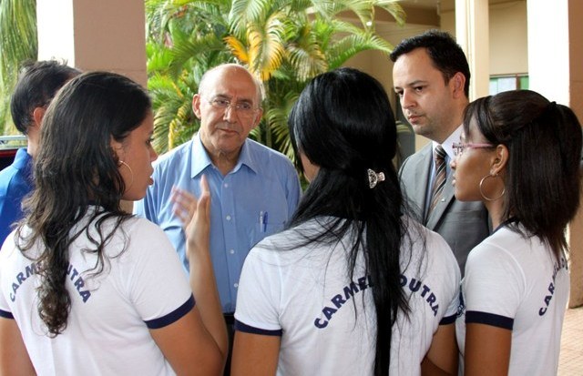 Governador e secretário de Educação empossam diretores e vice-diretores eleitos 