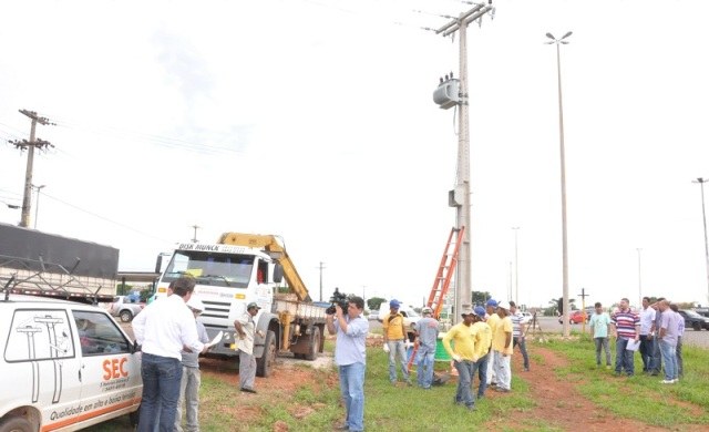 Prefeitura e Eletrobrás não se entendem, mas iluminação da BR será inaugurada