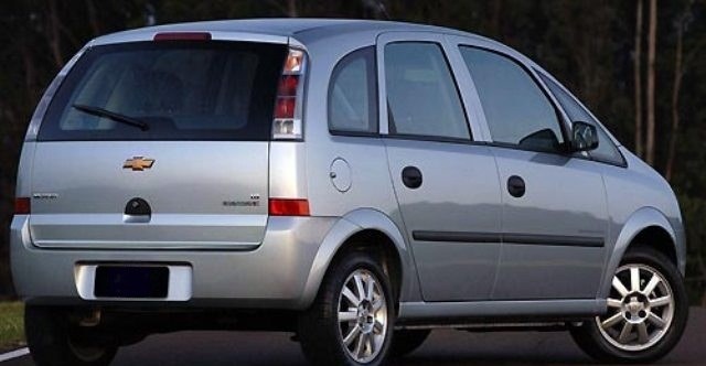 Enquanto casal dorme, homem rouba veículo, perde o controle e cai em valeta