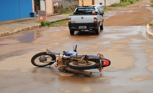 Mulheres: choque entre picape e moto deixa condutora ferida na avenida Paraná