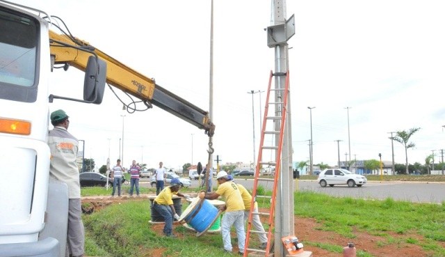 Leitor questiona: “Onde o Melki enfiou os postes de iluminação da BR 364?”