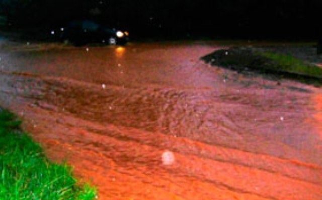 Chuva que durou mais de duas horas deixa cidade da região embaixo d’água 
