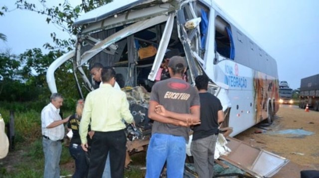 Fotos podem chocar: motorista da Eucatur morre entre ferragens após acidente