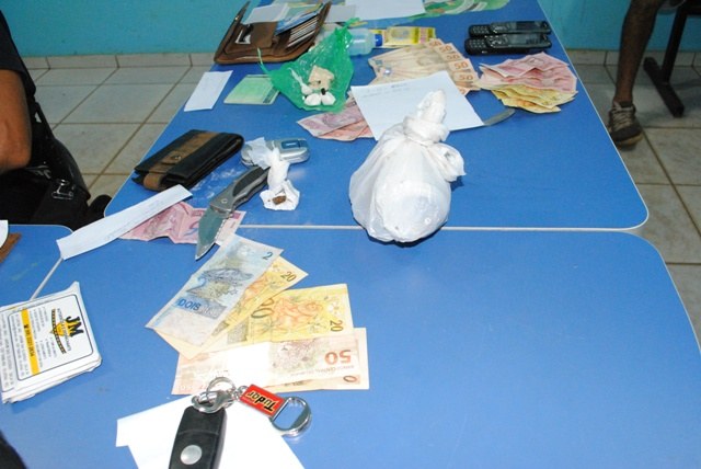 PM prende mulher acusada de vender droga por telefone