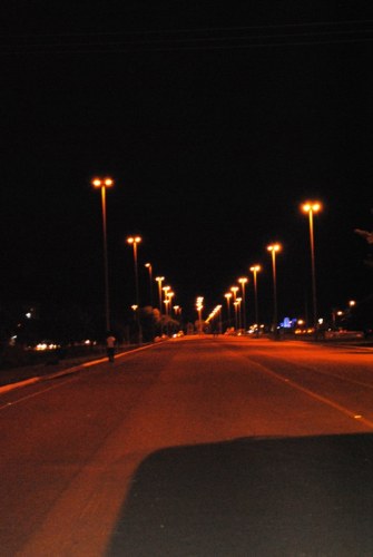 Prefeito inaugura iluminação e diz que a obra custou R$ 1 milhão a menos 