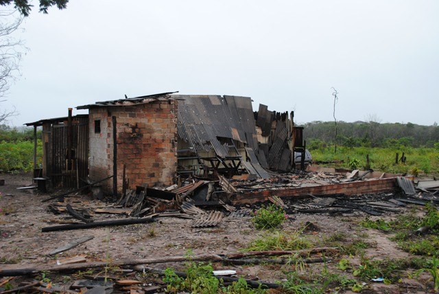 Incêndio que destruiu casa em sítio pode ter sido “obra” de empresário da cidade