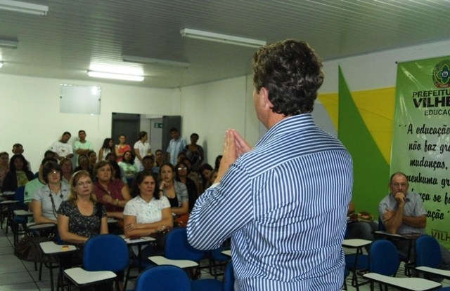 Prefeito e secretário de Educação oferecem café da manhã a professores
