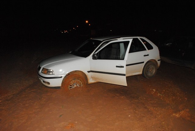 Avenida Tancredo Neves continua “plantando” carros