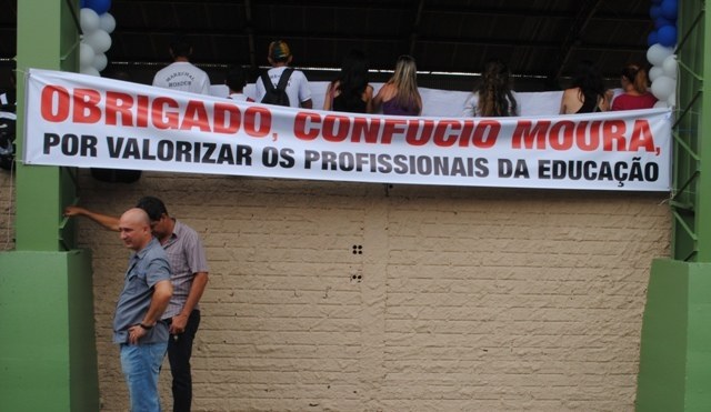 Professores usam deboche para protestar contra governador em Vilhena
