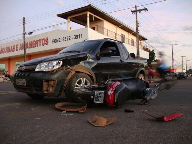 MOTO COM DOIS MENORES BATE EM CARRO NO CENTRO