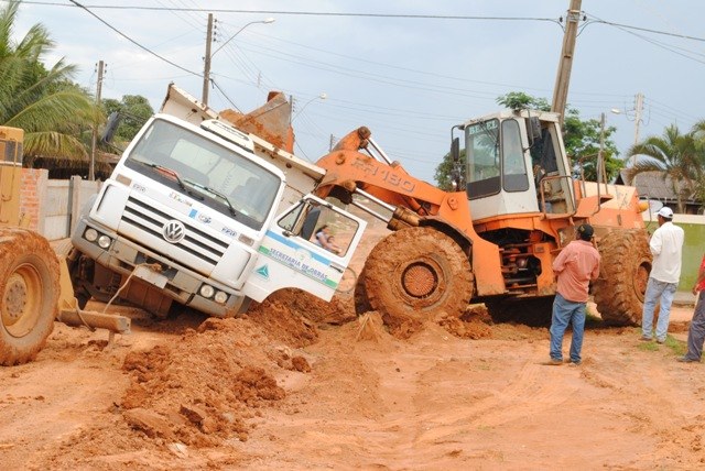 Caminhão da Prefeitura de Vilhena atola em rua abandonada por empreiteira