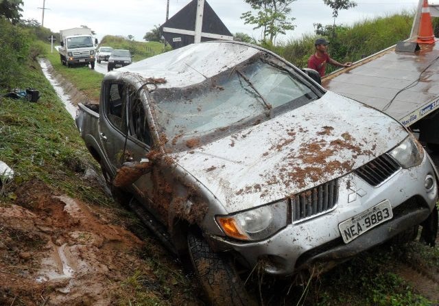 Conduzida por motorista de Colorado, picape “aquaplana” e capota na BR 435