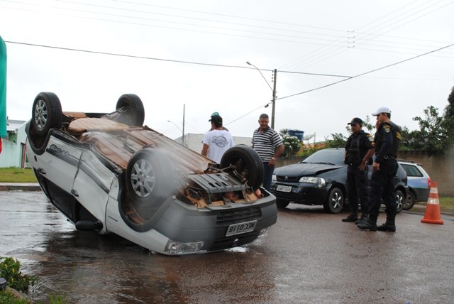 Motorista aparentemente embriagado capota carro após batida em Vilhena