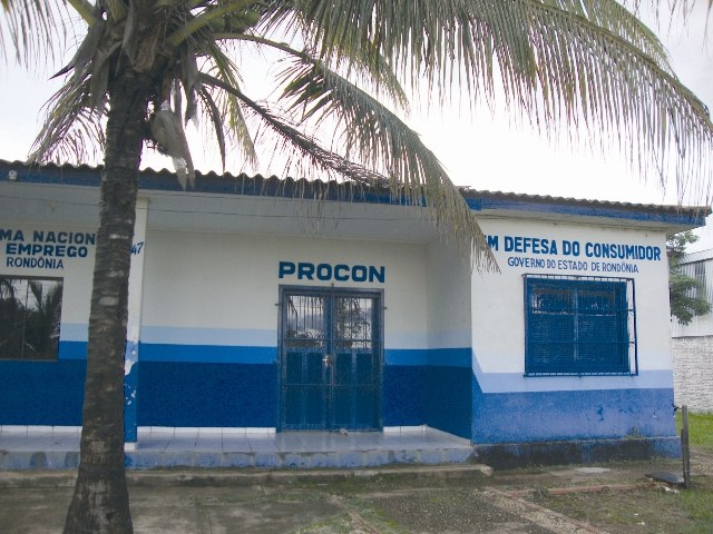 Consumidores de Colorado do Oeste vem a Vilhena denunciar Ceron no Procon 