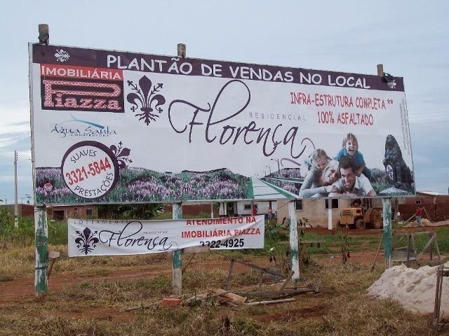 Moradores que vivem sem luz e água denunciam imobiliária no Ministério Público