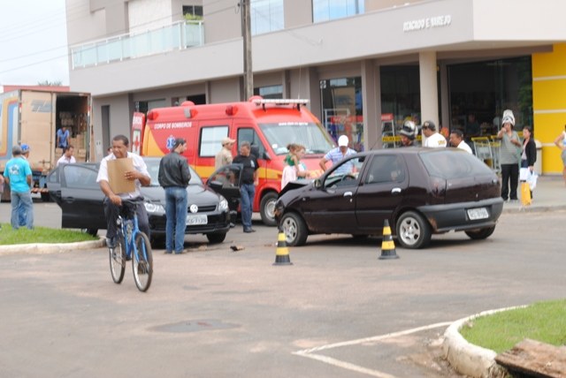 Bombeiros tiram motorista preso a ferragens após batida no centro da cidade