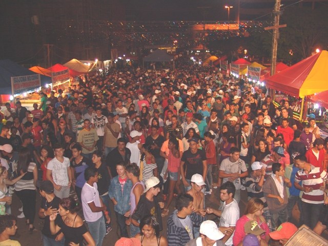 Carnaval leva multidão às ruas em Vilhena; confira dezenas de fotos dos foliões