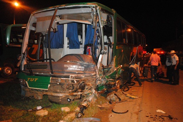 Veja fotos: carreta bate em ônibus e motorista fica preso às ferragens