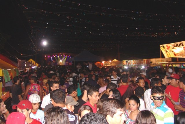 Veja as fotos: mais de 15 mil pessoas foram à praça ontem curtir o Carnaval
