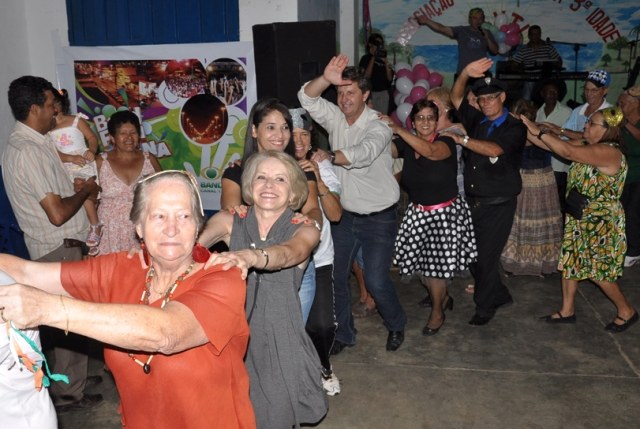 Prefeito e primeira-dama de Vilhena caem na folia em Carnaval da Terceira Idade