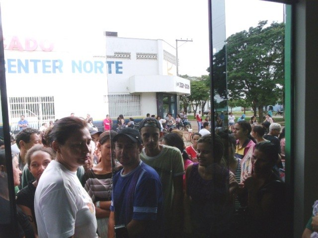 Famílias passam noite na fila para tentar ganhar casa popular em Vilhena