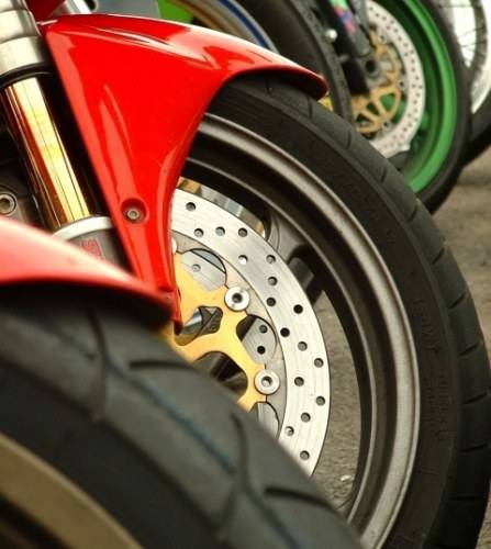 Mulher tem pneu de moto furtado em balneário nos arredores de Vilhena