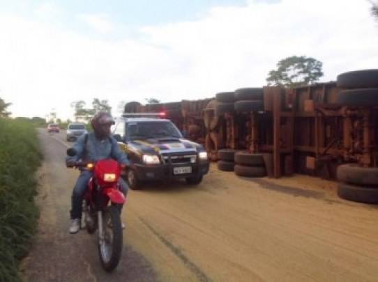 Vilhenense tomba carreta bitrem carregada de soja a 15 km de Porto Velho