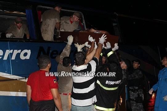 Ônibus que ia de Cerejeiras para Bolívia bate em carreta de Vilhena e 9 morrem