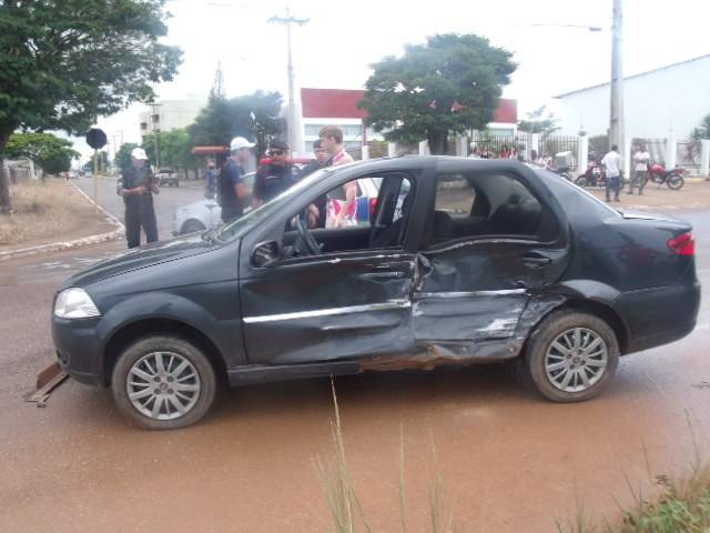Colisão entre veículos no bairro Jardim Eldorado deixa mulher ferida