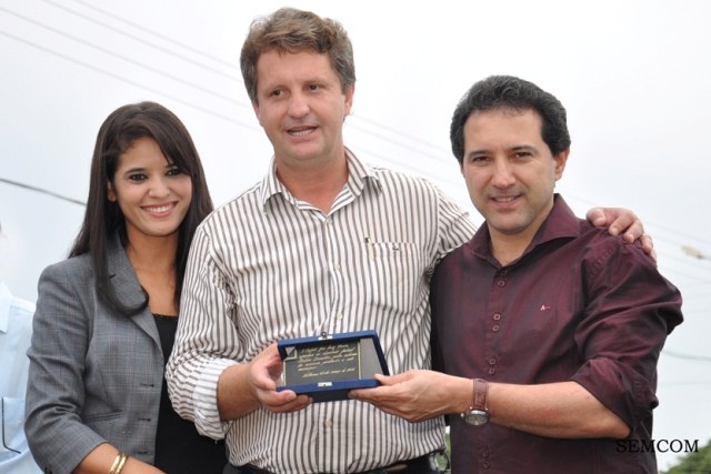 Quem diria... Prefeito Zé Rover presta homenagem e entrega placa a Natan