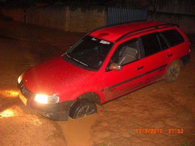 Chuva abre valeta em rua da periferia, taxista atola e prejuízo passa de R$ 800
