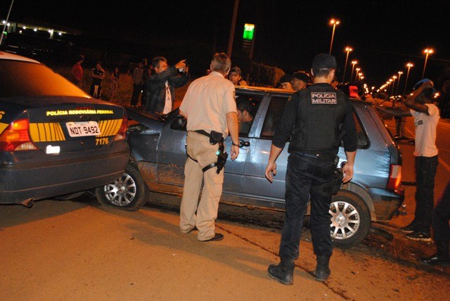Homem tenta matar amigo a marteladas, foge e bate contra carro de policial