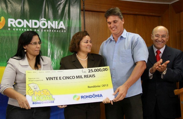 Vilhenense que ganhou sorteio do Nota Legal recebe cheque de R$ 25 mil