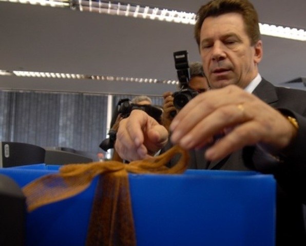 Cassol adia fim de salários extras no Congresso: “Político é mal remunerado”