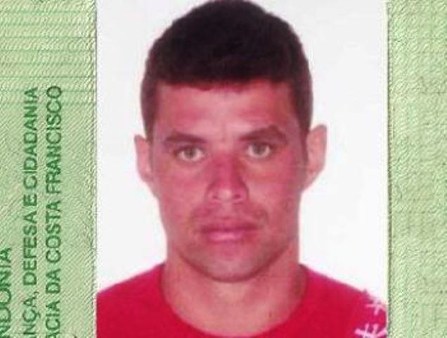 Vigilante que matou pai e filhos a tiros se apresenta, depõe e é liberado