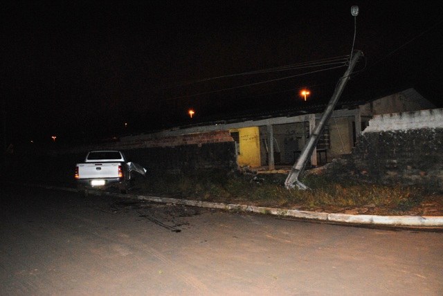 Veículo descontrolado bate em poste e derruba muro de casa no Jardim Eldorado