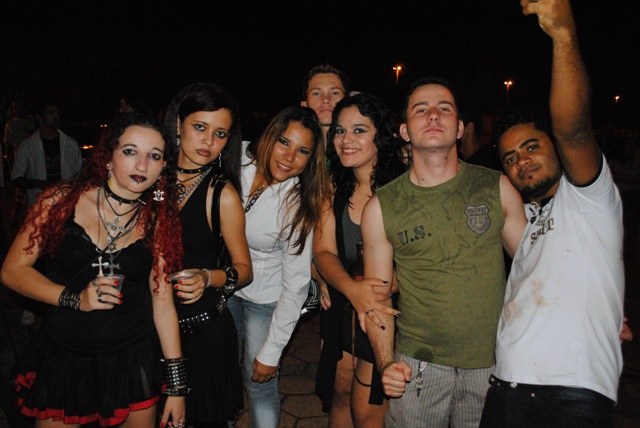 Fãs de rock lotam praça na primeira noite do Festival Grito Rock em Vilhena