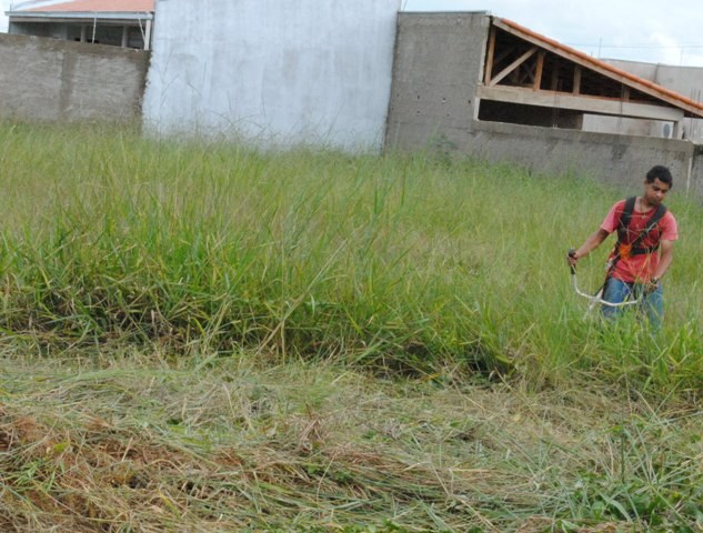 Prefeitura notifica imobiliária e ameaça multar donos de terrenos abandonados