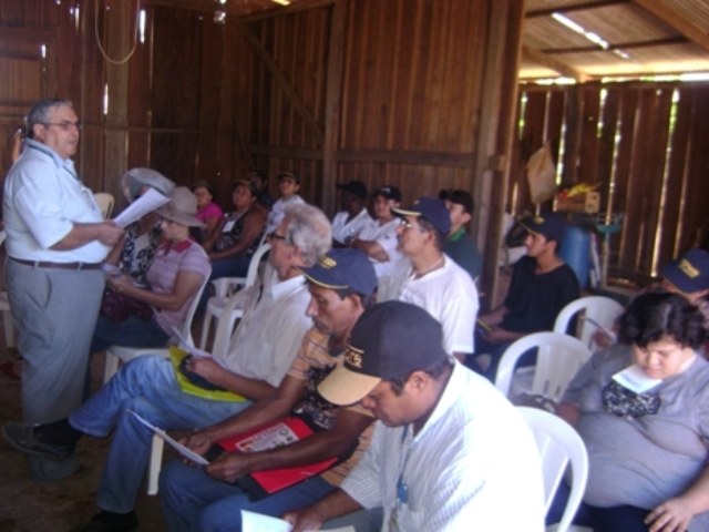 Idaron faz reunião com agricultores sobre manejo de agrotóxicos e embalagens