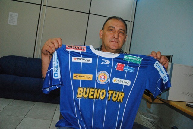 VEC precisa contratar mais seis jogadores; presidente espera ajuda da torcida