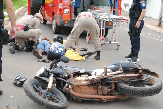 Acidente faz motociclista voar sobre carro; carreta teria provocado batida