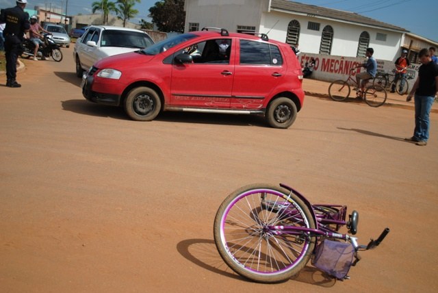 Carro acerta ciclista de 14 anos e atinge outro veículo; Bombeiros socorreram