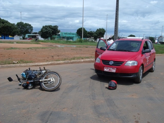 Motocilcista fica ferida ao se envovlver em acidente com taxi na Celso Mazutti