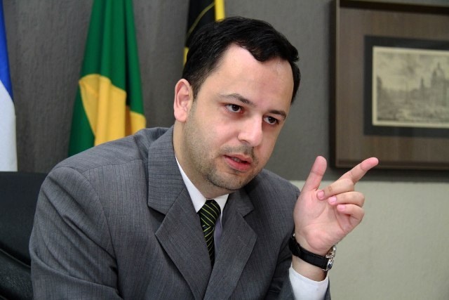Olivar anuncia distribuição de tablets para professores da rede estadual