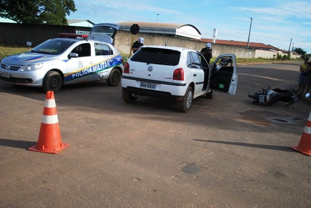 Carro e moto batem na 15 de Novembro; motociclista sofre escoriações