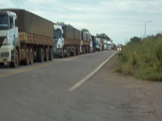 Caminhoneiros gastam até 20 horas para levar soja de Vilhena a Porto Velho
